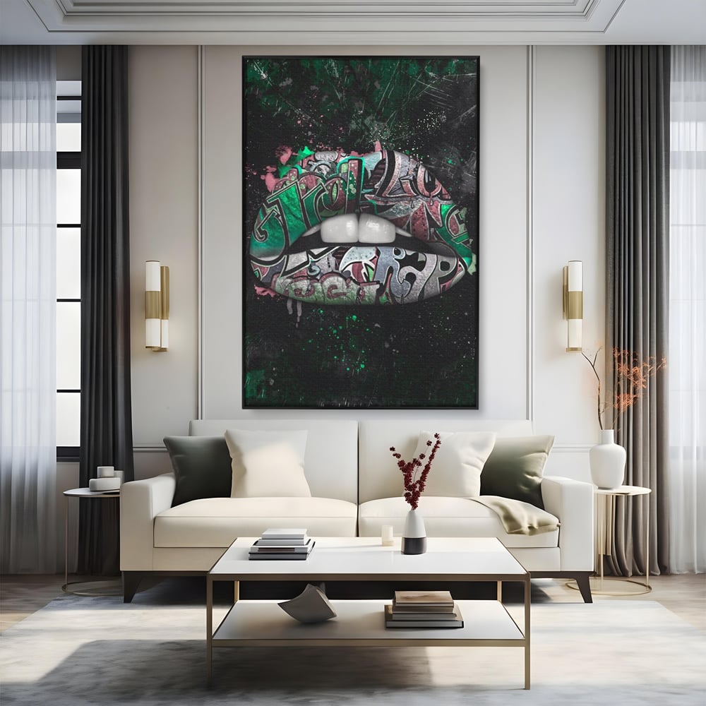 Tablou canvas cu tablou canvas cu buze si graffiti verde, in rama de aluminiu negru, pe perete intr-un living